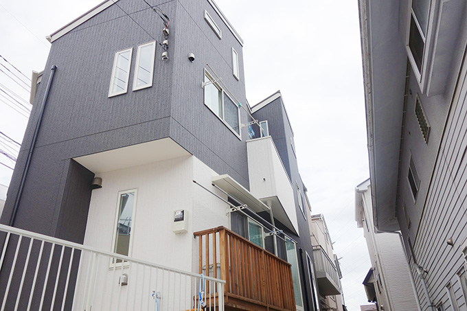 表からと全く違う表情の外観