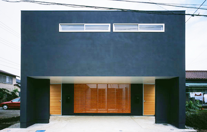 ほどよい間隔、二つの玄関ドア