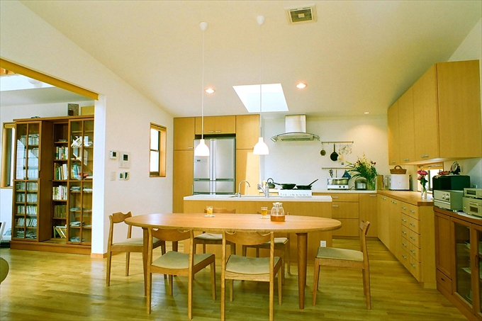 家族で料理を楽しむキッチン