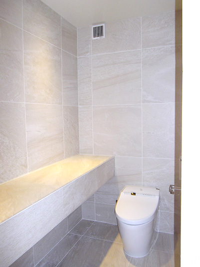 大きめのタイルが高級感を誘うトイレ