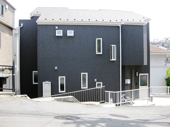 プライバシーに配慮した窓が並ぶ外観