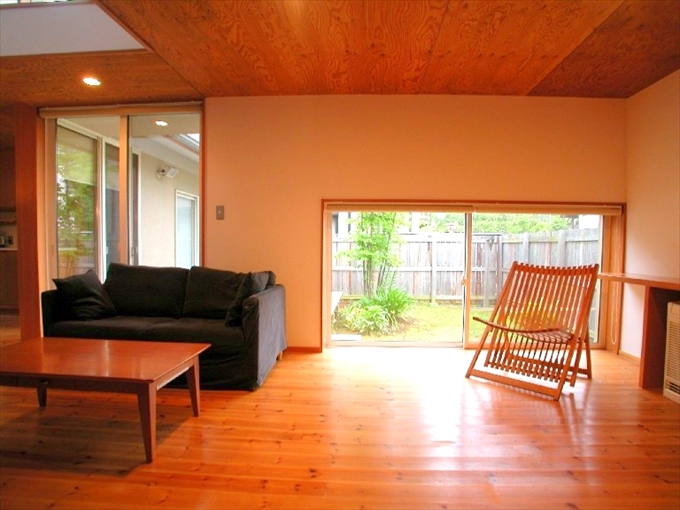 低い窓のリビング