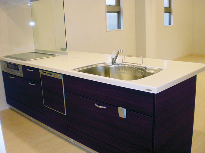 リビングを見渡すキッチン