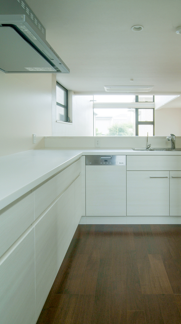 白を基調としたシンプルなオープンキッチン