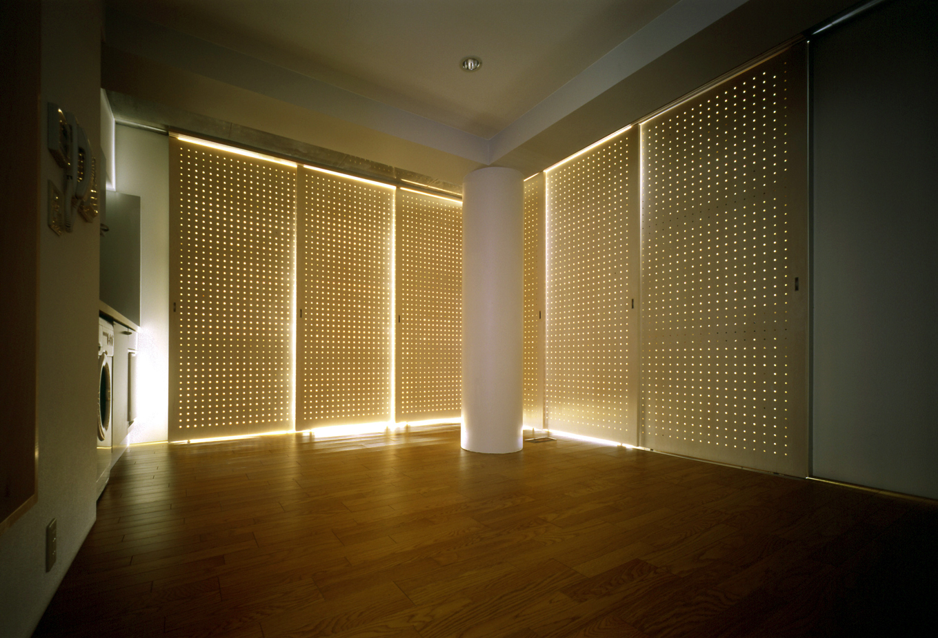 格子戸でプライバシーを確保し、採光を調節しています。