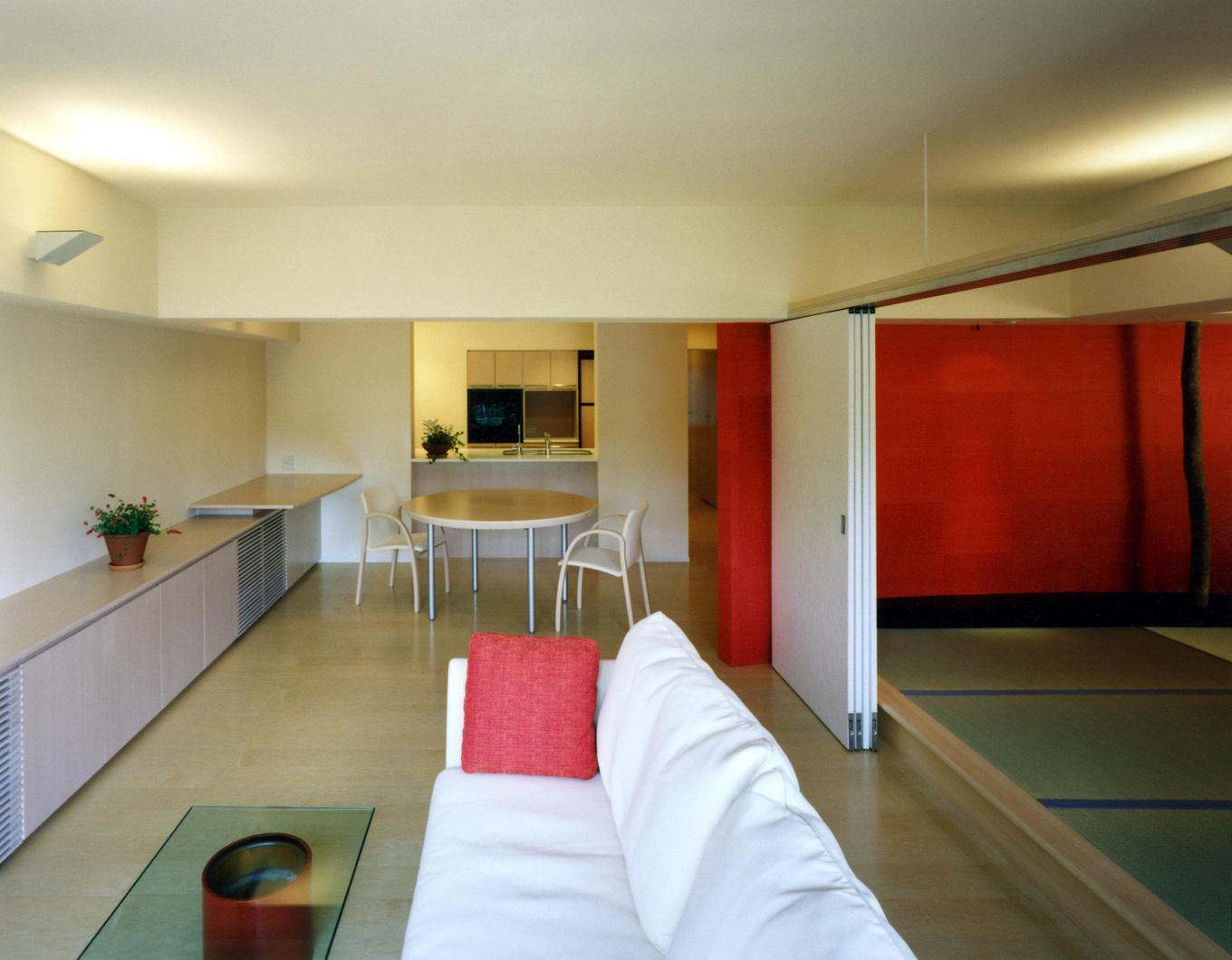 お友達や家族が集まる時は、引き戸を開きワンルームのように広く