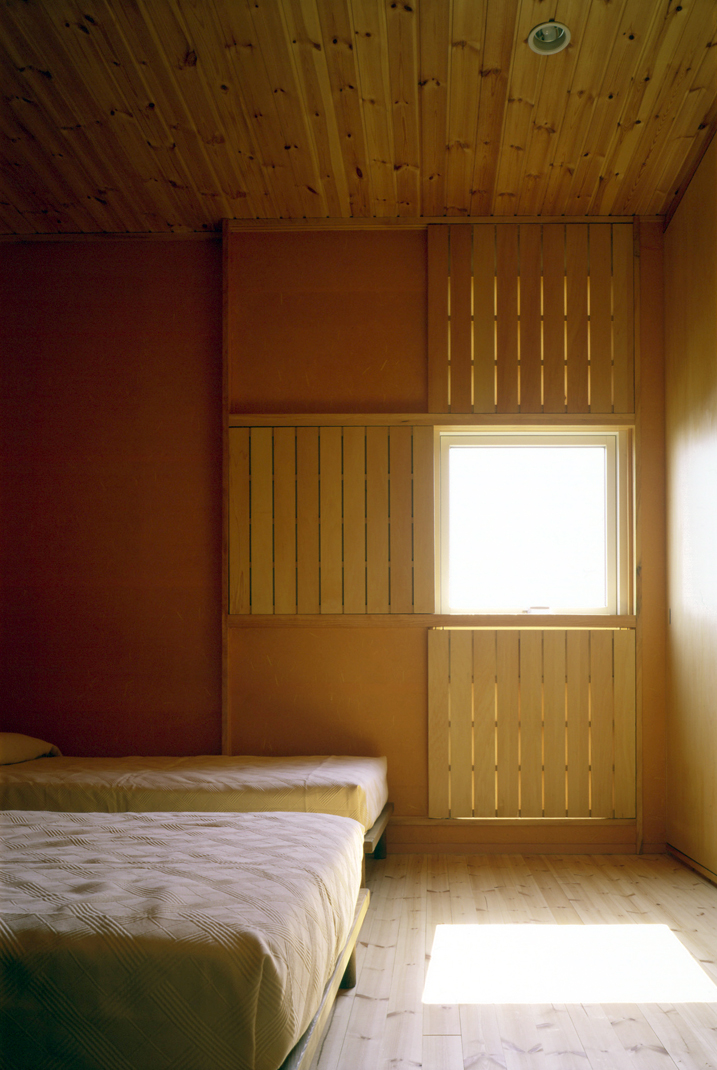 格子戸の開閉で壁面を楽しく演出。