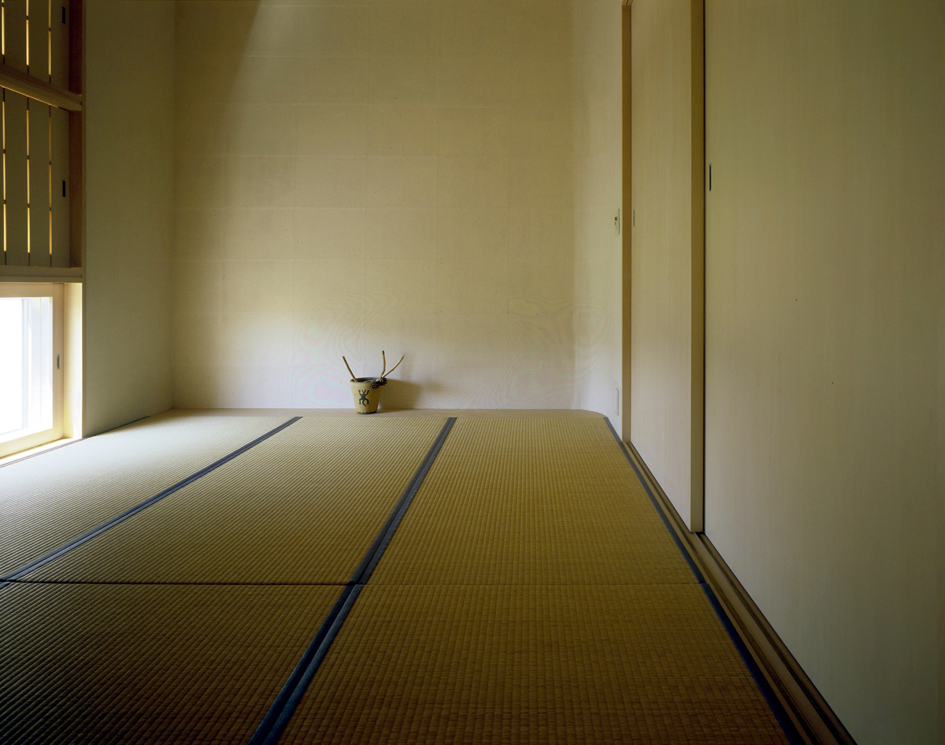 和室に格子戸。上げ下げして自分流の光を楽しんでください