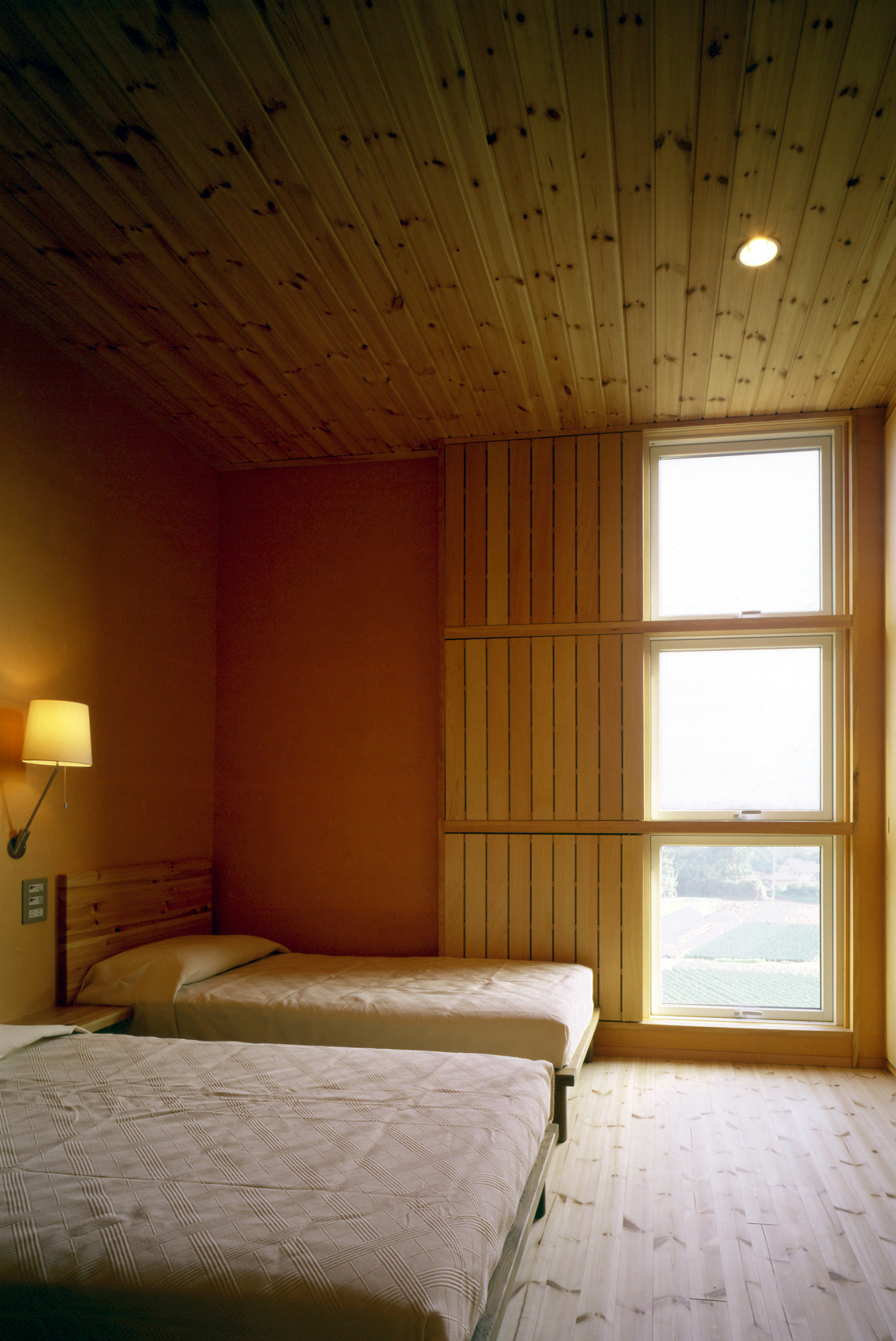 カーテンではなく、格子戸採用した窓。掃除がしやすい。