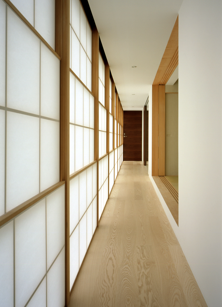 廊下の窓は、曖昧な仕切りの障子で閉じる。雪見障子で上下を開け雪景色も堪能。