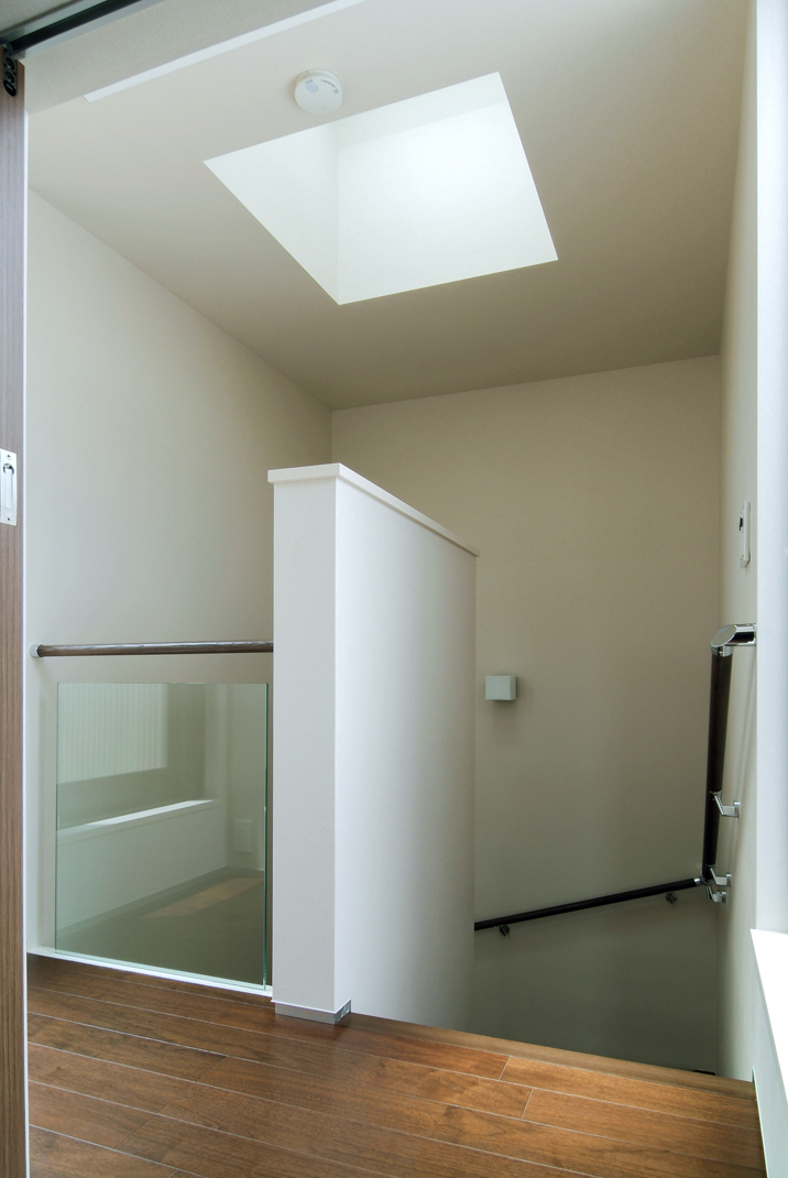 階段室にトップライトを設け、階下に光を届ける