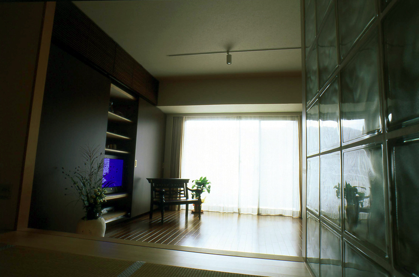 来客時は、扉を閉じてしてシンプルな空間に