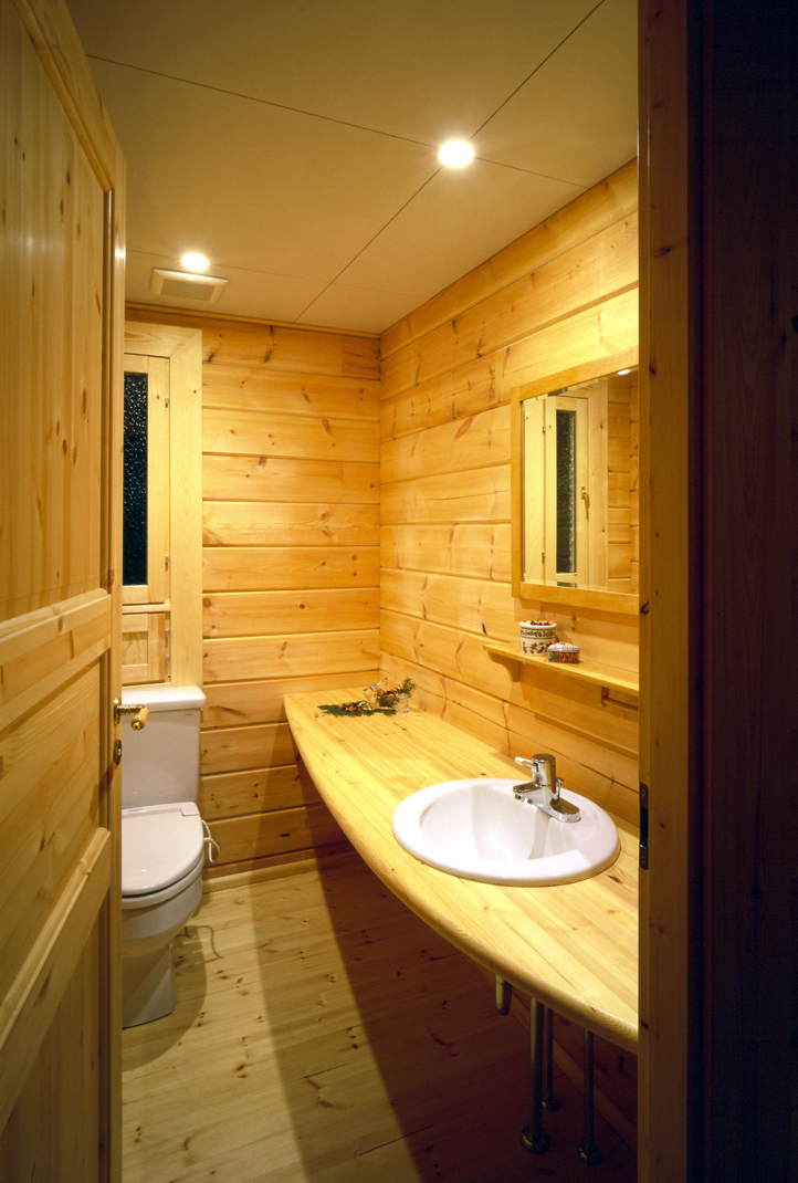 ログハウスの手洗い付きトイレ