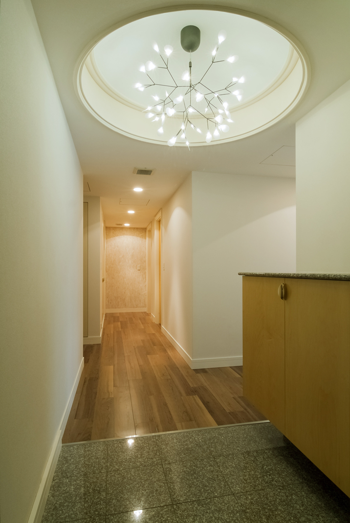 折り上げ天井で、シャンデリアも圧迫感のない玄関ホール