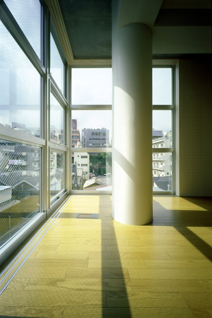 部屋の角は、2方向開放。室内に風景を取り込んで、広がりのある空間。