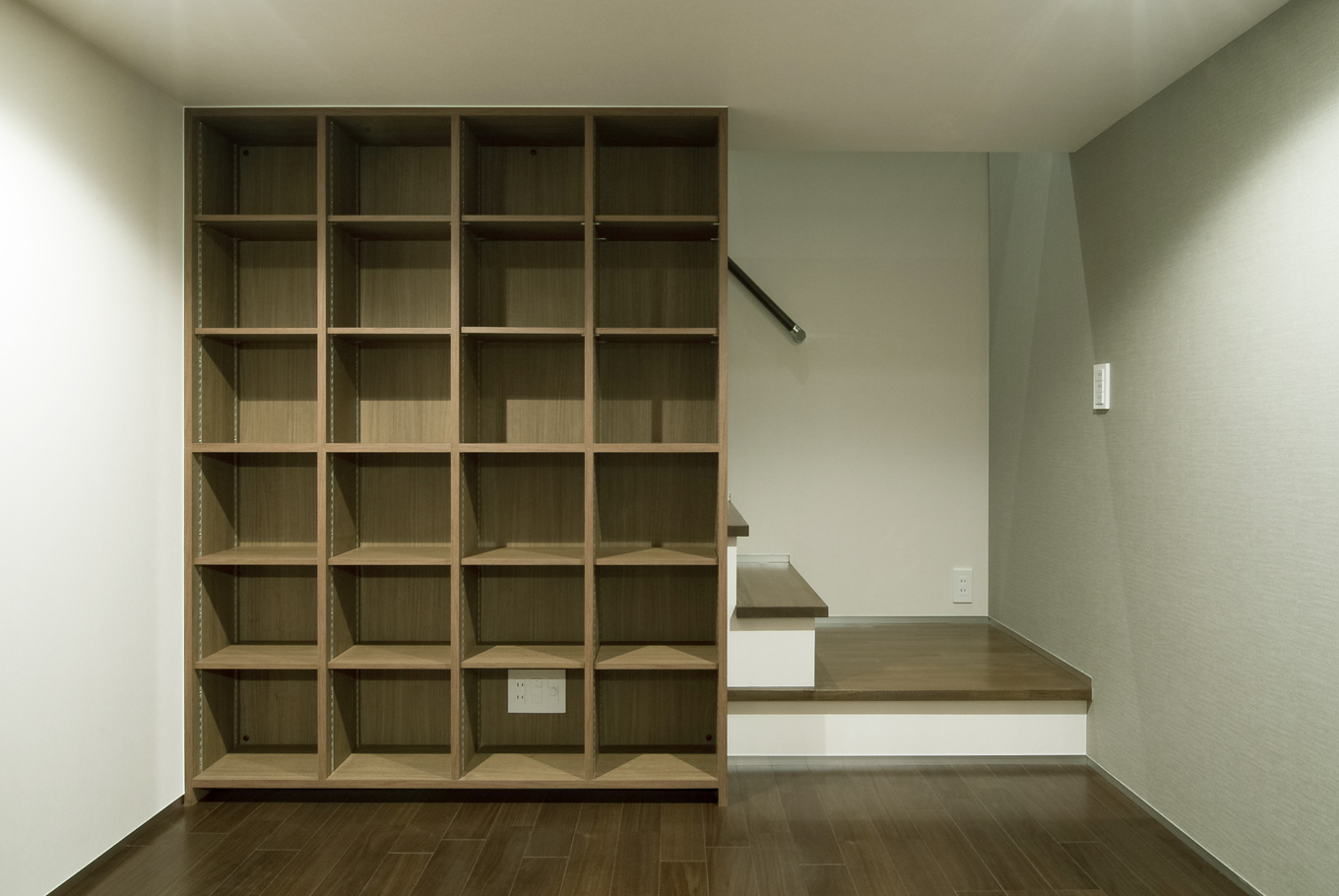 蔵書が多い建て主には、書斎に作り付け棚を..。
