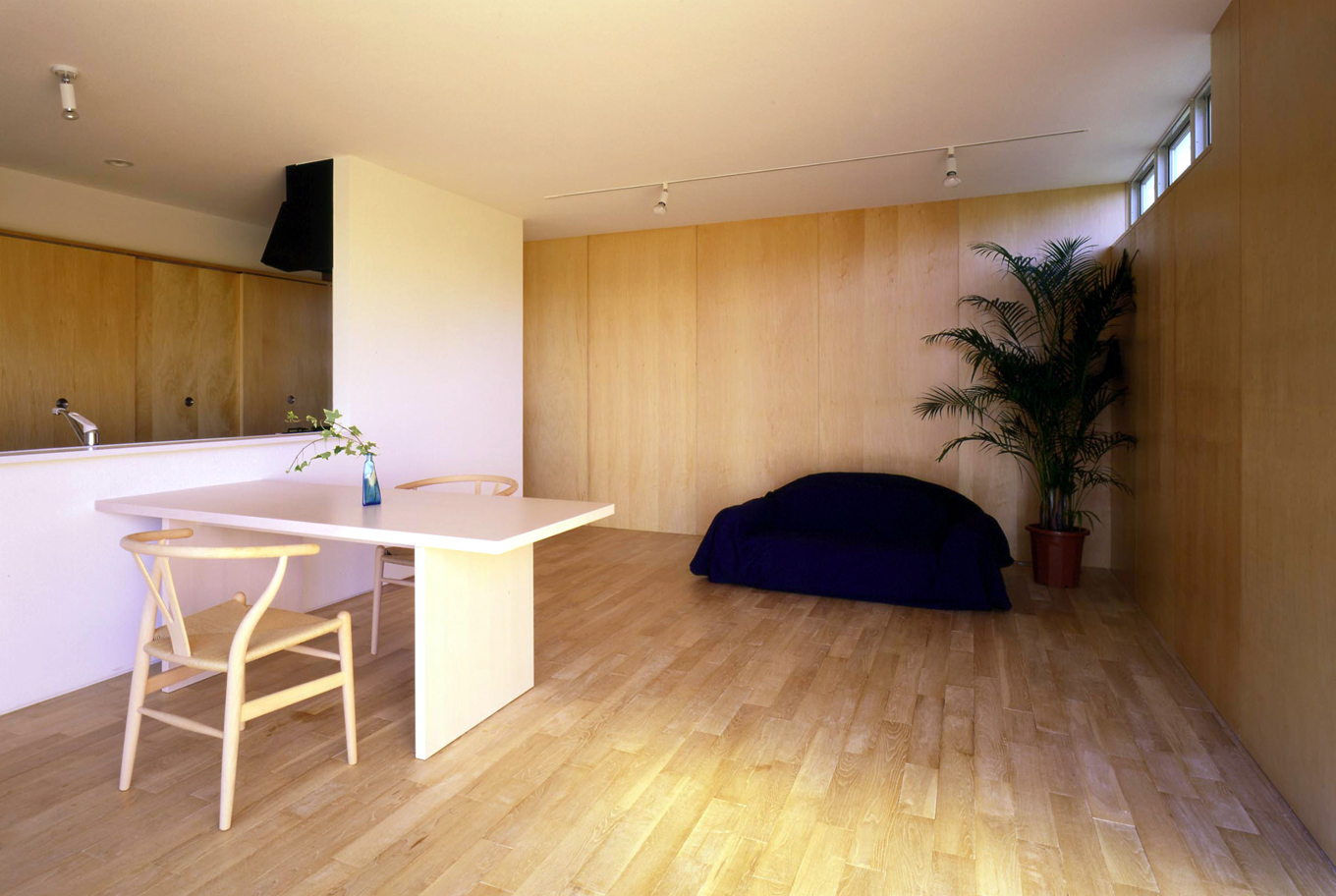 バルコニーから光りが届くリビング