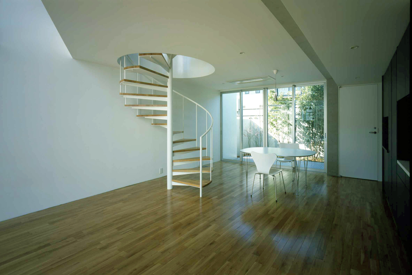 木々が主の庭を、ダイニングから楽しむ