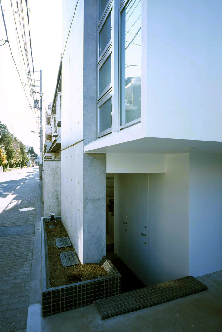 住宅の扉と仕事場への扉、２つの入り口を持つ