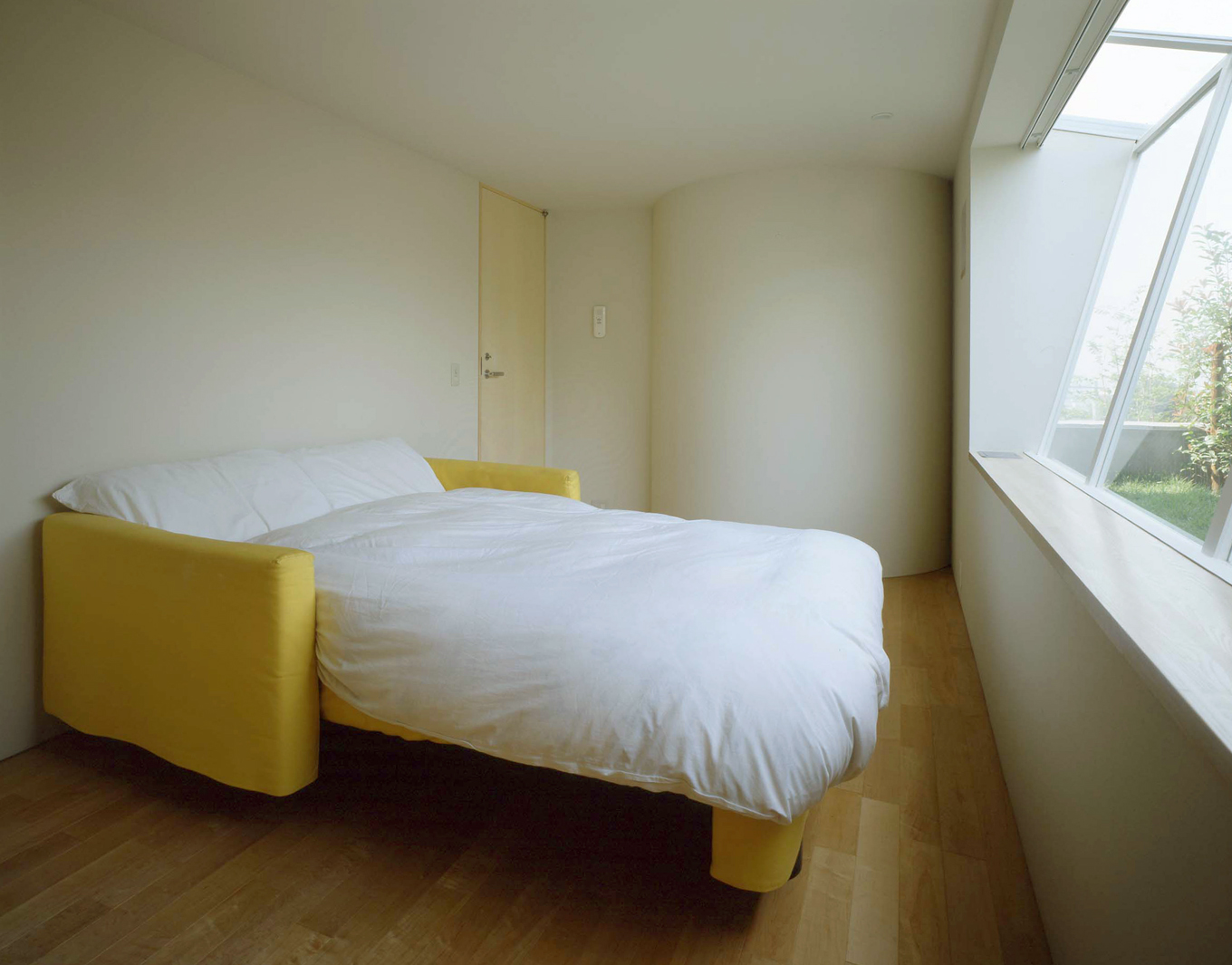 窓を鋭角に配置して採光を取り、空間に変化を与える