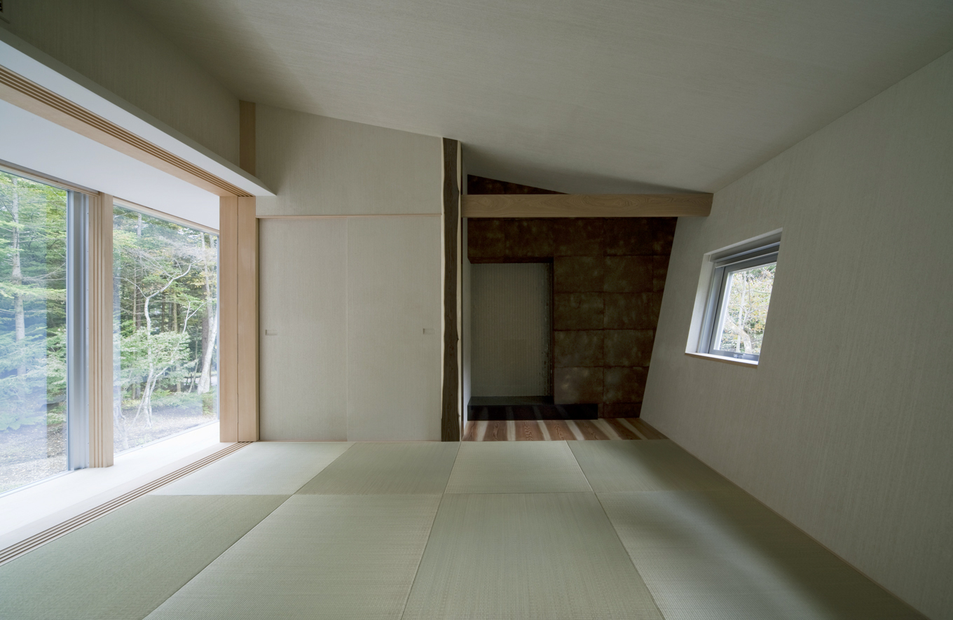 建物の外観を室内に反映した、空間に変化のある和室