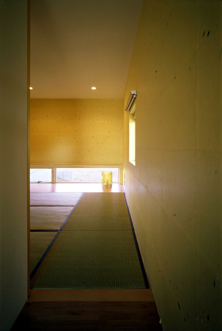 和室の壁にはこの家のために漉いた和紙を貼り、窓からは坪庭を楽しむ