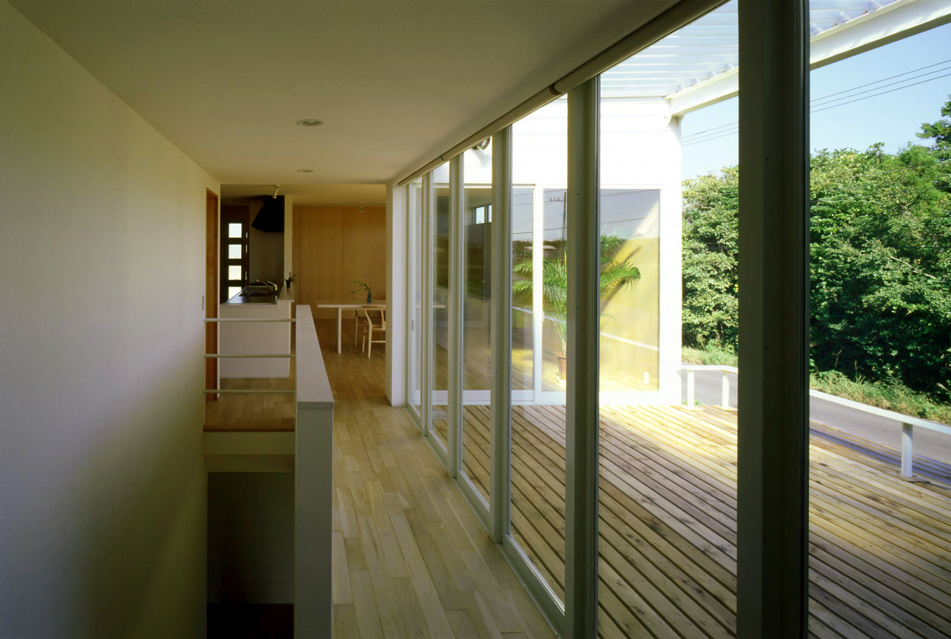 バルコニーを中心に部屋の配置し、間接的に自然光や景色を楽しむ