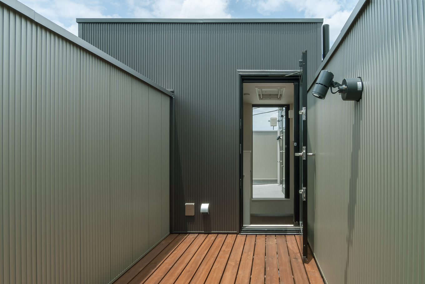 プライバシーを守りながら、お日様の下でお洗濯。