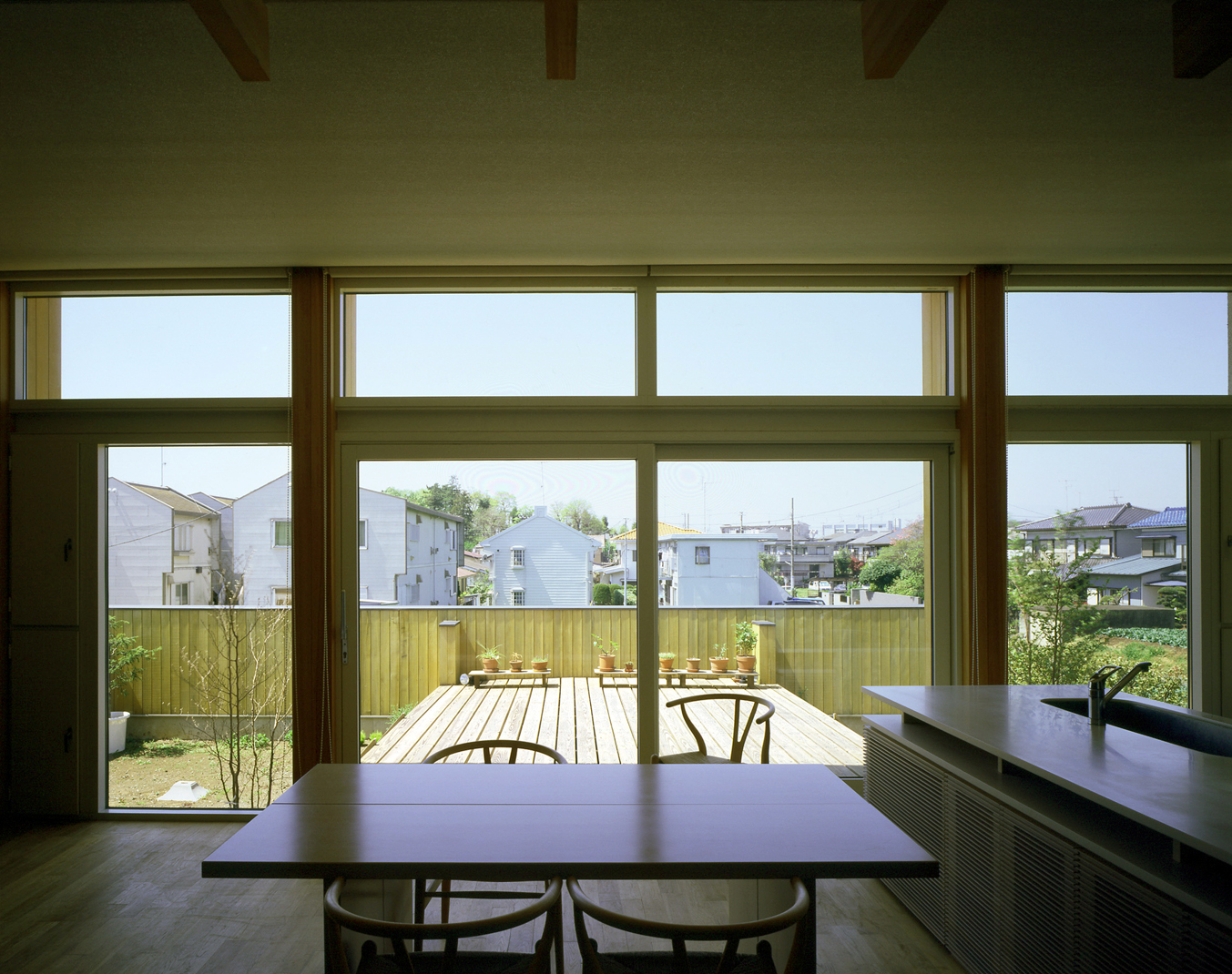 リビング・ダイニングと同じ床高さにウッドデッキ。ティータイムを楽しむ