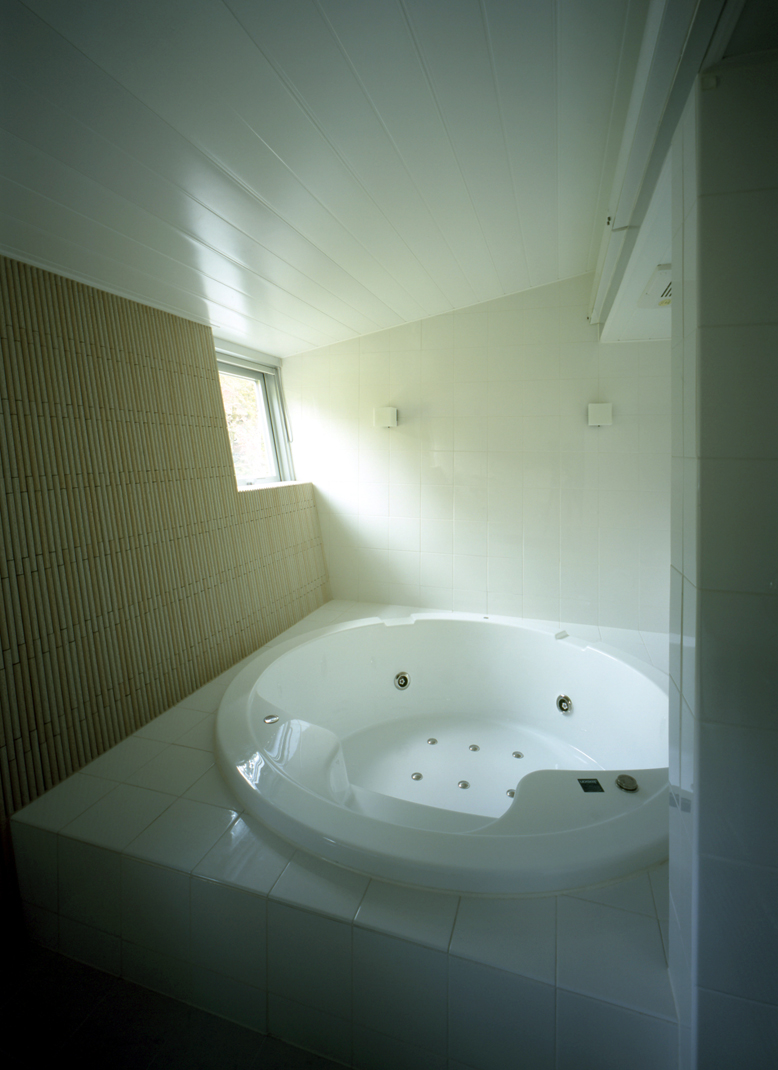 ジャグジーバスでのんびりリラックス。ピクチャーウインドウがアクセント。