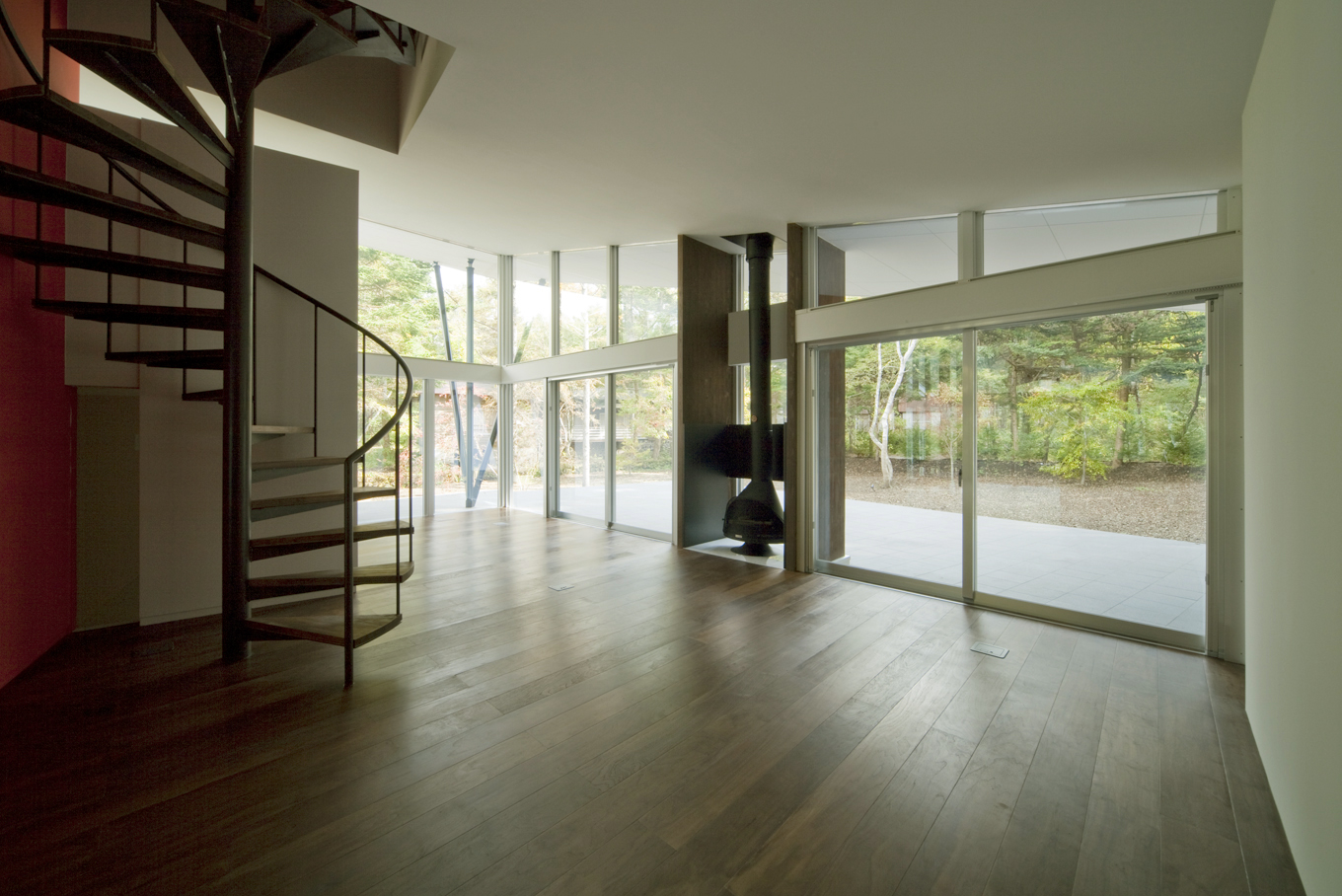 暖炉をアクセントに、テラスを介して自然を見る