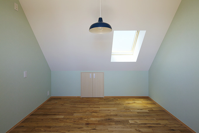 ミントグリーンの壁と天窓のある部屋 Fevecasa フェブカーサ