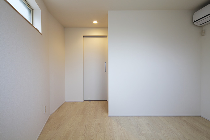 ナチュラルなフローリングと白い壁の部屋