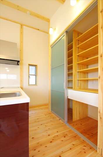 キッチン　造作収納棚