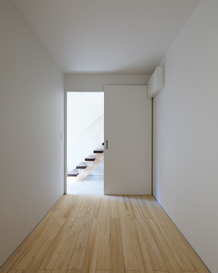 白い箱の様なシンプルな部屋