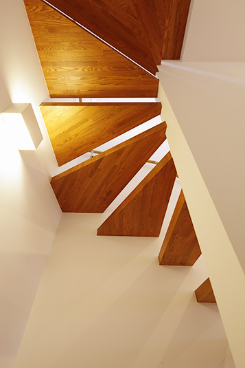 間接照明に美しく照らされる階段