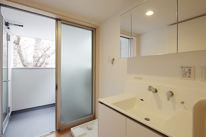 便利な洗面横のバルコニー