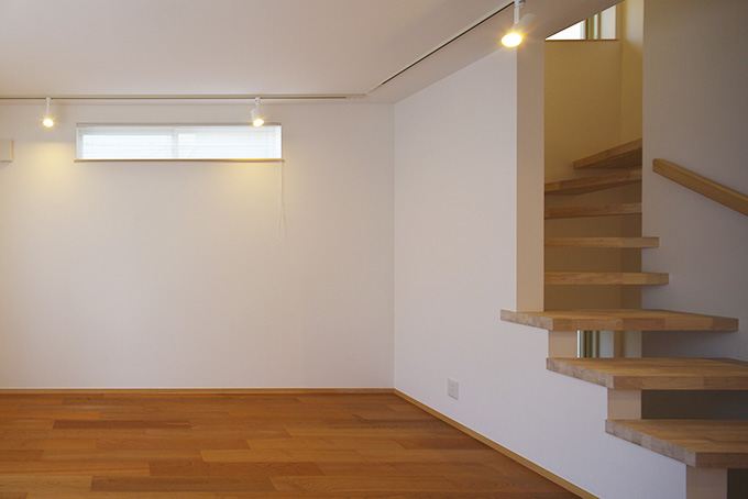 階段と繋ぐ事で開放感のある部屋に