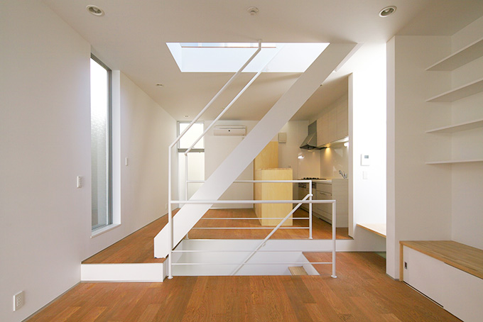 中央の階段でスペースを区切る