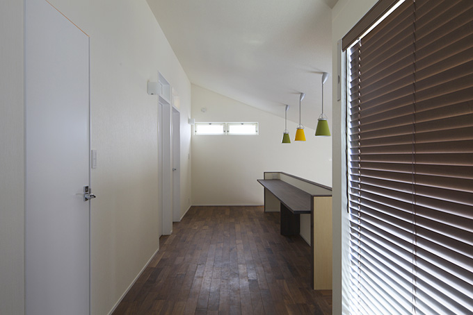 カラフルなペンダントライトが並ぶ吹き抜け上スペース