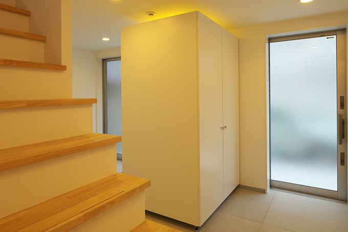 磨りガラスの玄関扉からやわらかな光を感じる