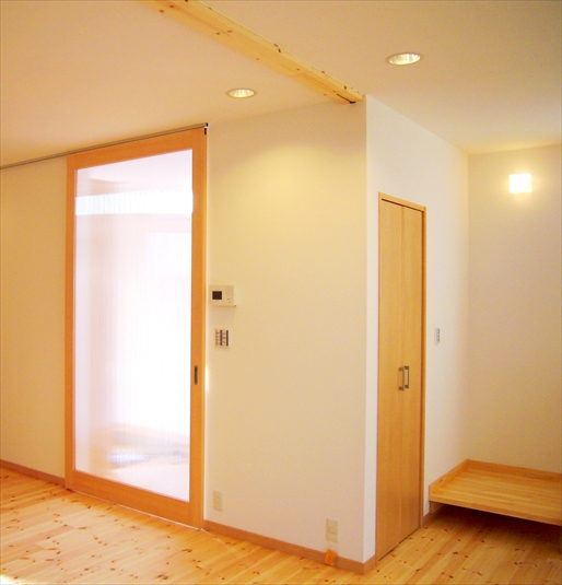 玄関からLDKへの出入口　半透明のスライドドア