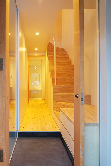 スタイリッシュなガラスの玄関扉が誘う室内