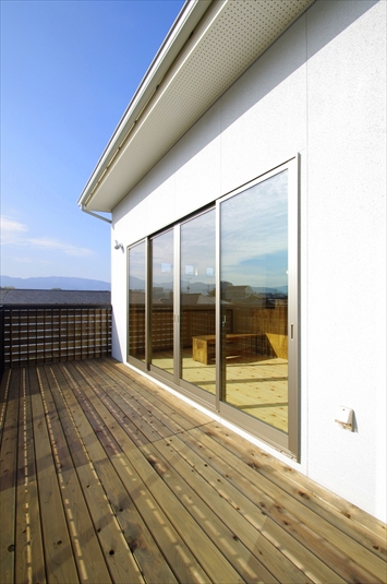 大窓でLDKと一体化するバルコニー