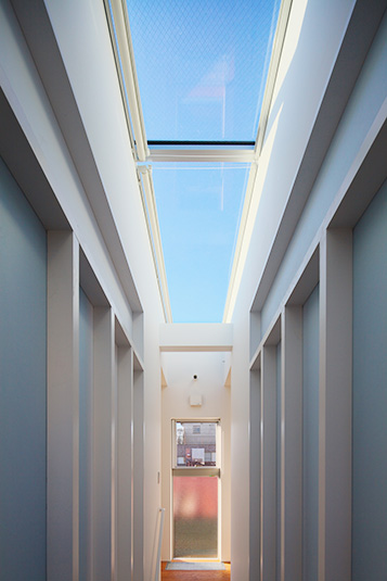 明るい光を取り込む空へと開いたトップライト