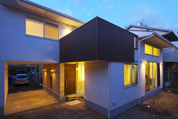 暖かな灯りが家族を包む