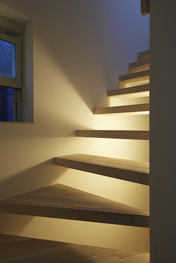 階段下の間接照明が幻想的な雰囲気を作り出す