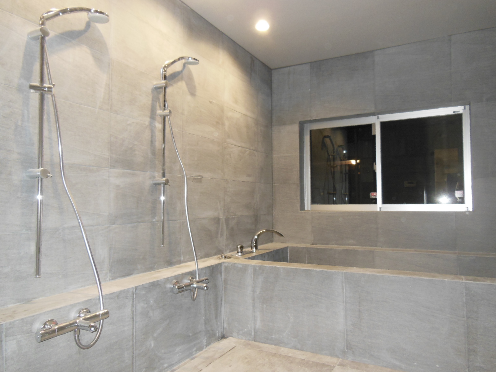 広い洗い場と窓のある浴室