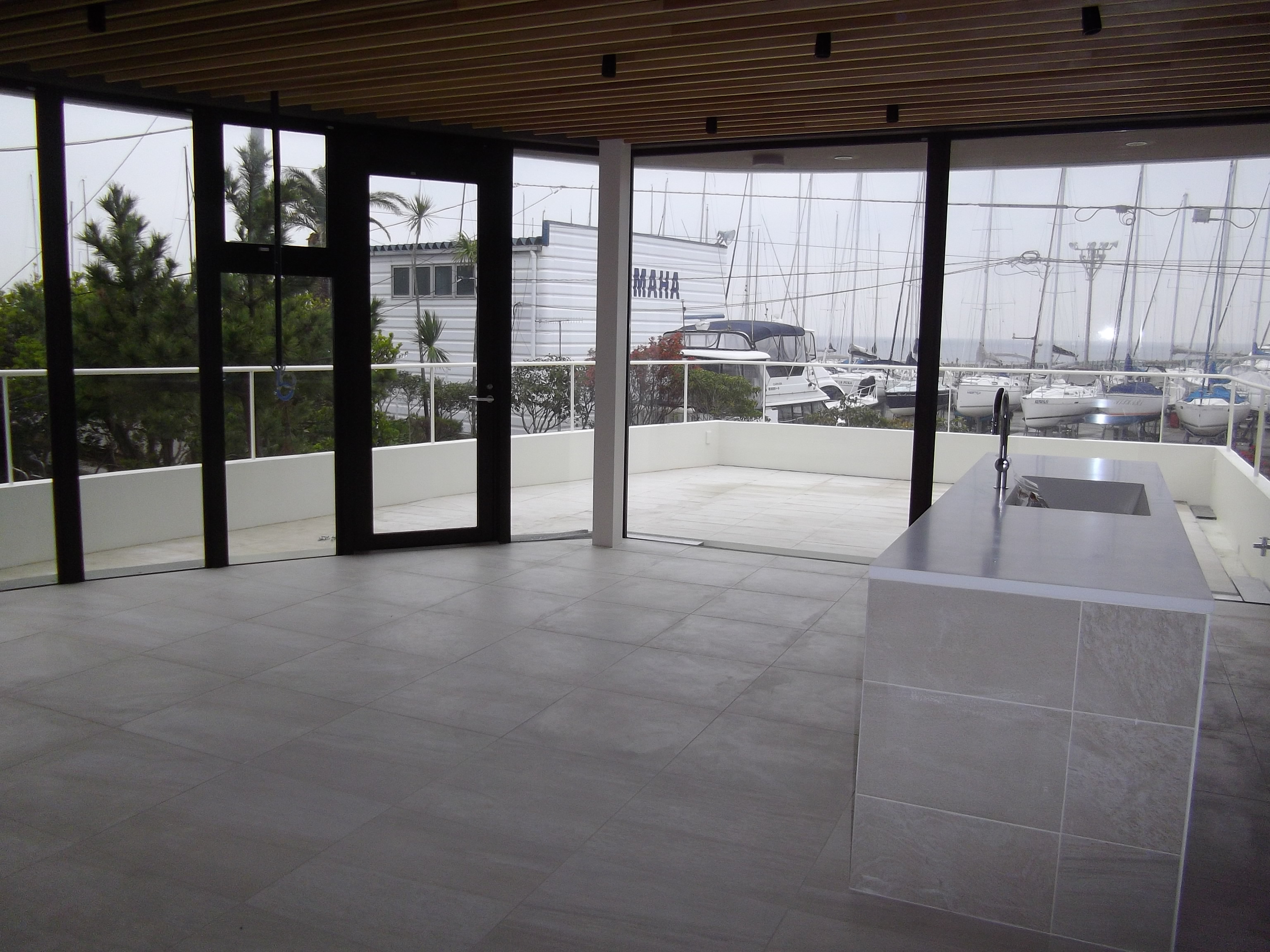 海を望む開放的なキッチン