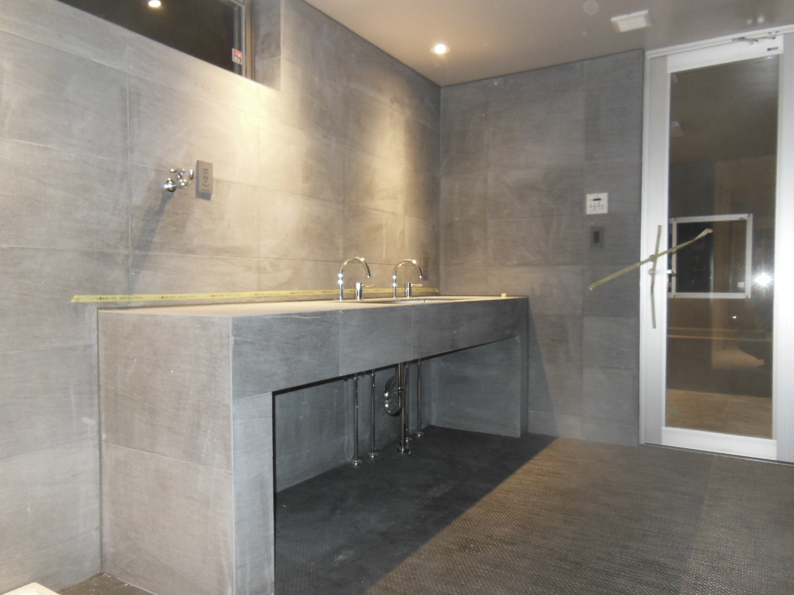 広々とした空間のある洗面所